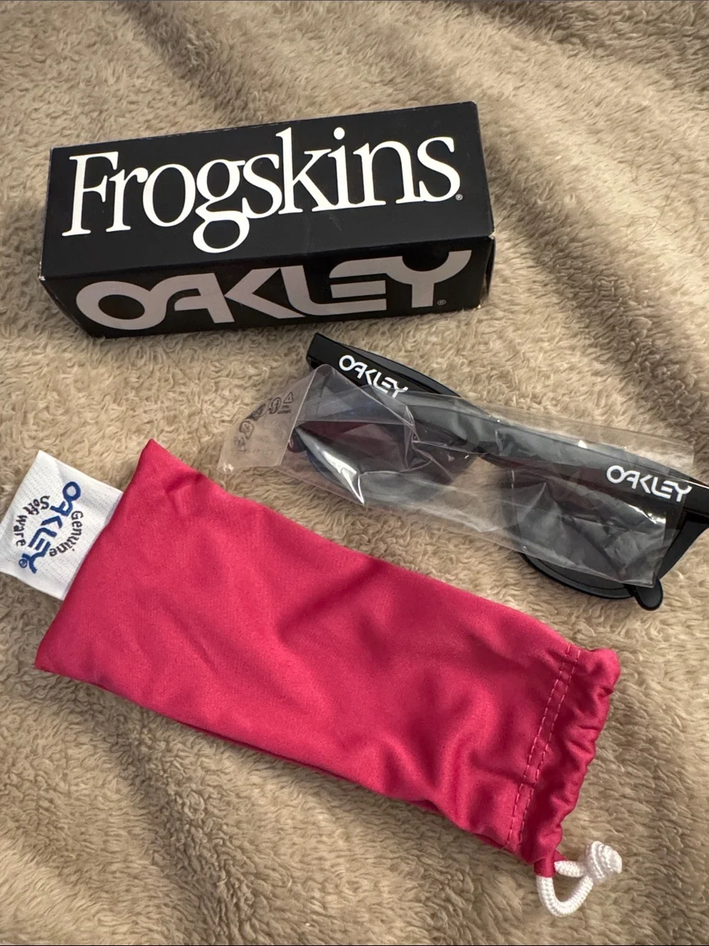 BRAND NEW OAKLEY FROGSKINS SUNGLASSES